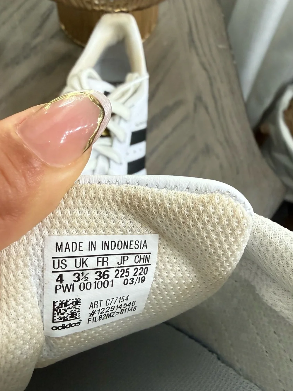 🤍 Authentic Adidas Superstar sneakers in excellent pre-owned condition.